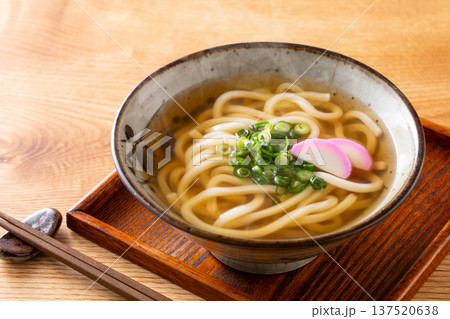掛けうどんを食べる 137520638