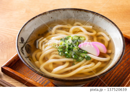 掛けうどんを食べる 掛けうどんを食べる 137520639