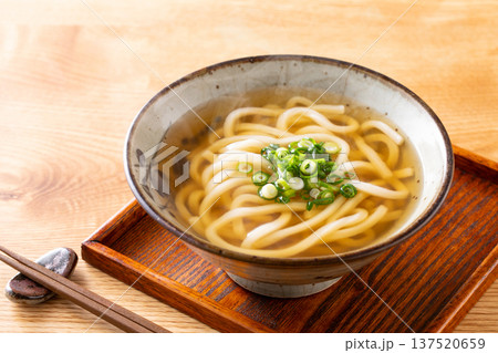 掛けうどんを食べる 掛けうどんを食べる 137520659