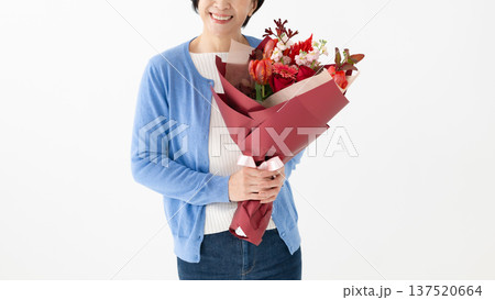 花束を持つ女性 花束を持つ女性 137520664