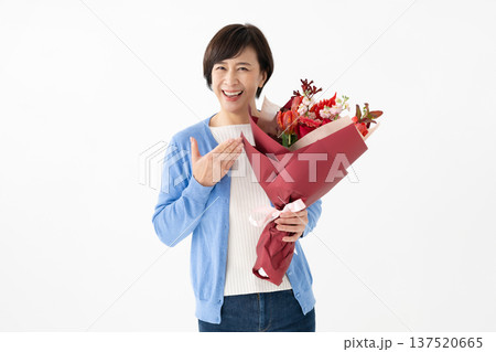 花束を持つ女性 137520665