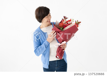 花束を持つ女性 137520666