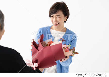花束を持つ女性 137520667