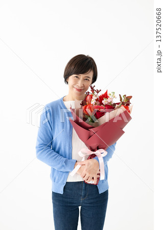 花束を持つ女性 137520668