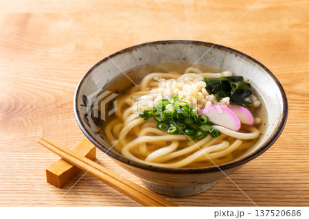 掛けうどんを食べる 掛けうどんを食べる 137520686