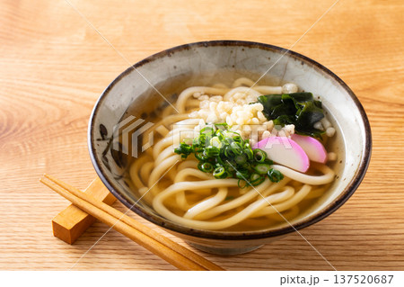掛けうどんを食べる 掛けうどんを食べる 137520687