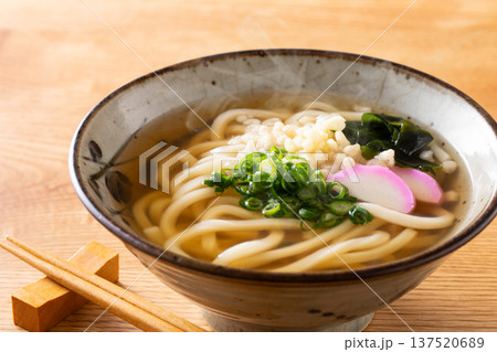 掛けうどんを食べる 137520689