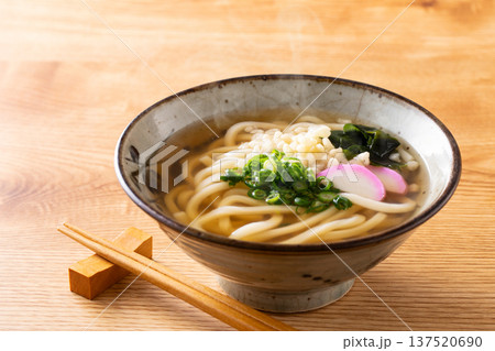掛けうどんを食べる 137520690