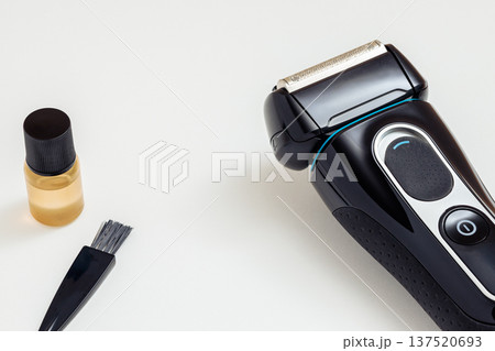 電気シェーバーとオイルとブラシ 137520693