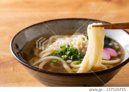 掛けうどんを食べる 137520735