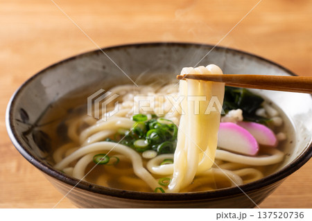 掛けうどんを食べる 137520736