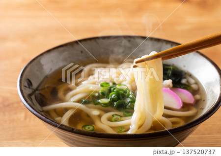掛けうどんを食べる 掛けうどんを食べる 137520737