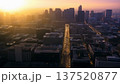 夕暮れの都市空撮風景 137520877