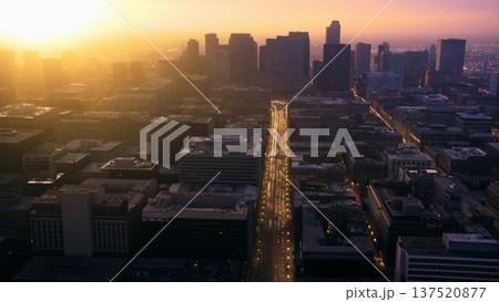 夕暮れの都市空撮風景 137520877