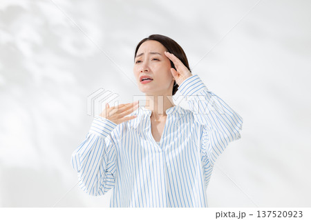 体調不良の女性 137520923