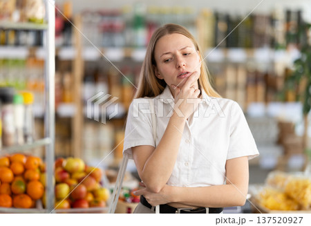 Young woman buyer forgot what she wanted to buy 137520927