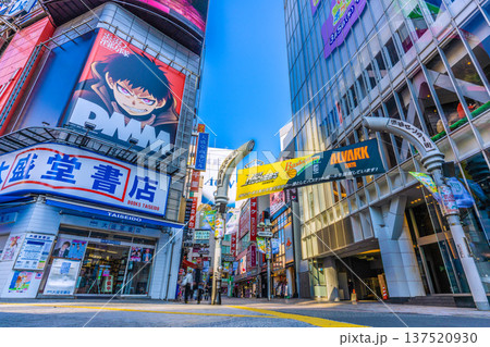 日本の東京都市景観朝の渋谷センター街などを望む。外国人観光客で賑わう渋谷だが朝の人影は少ない…＝8日 137520930