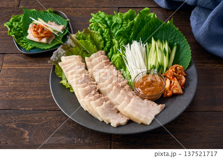 ポッサム 茹で豚と野菜の包み料理 ポッサム 茹で豚と野菜の包み料理 137521717