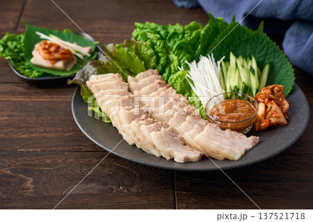 ポッサム 茹で豚と野菜の包み料理 ポッサム 茹で豚と野菜の包み料理 137521718