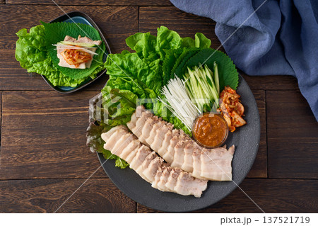 ポッサム 茹で豚と野菜の包み料理 ポッサム 茹で豚と野菜の包み料理 137521719