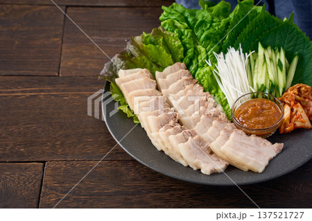 ポッサム 茹で豚と野菜の包み料理 ポッサム 茹で豚と野菜の包み料理 137521727