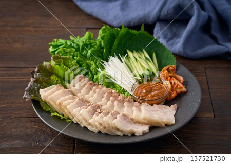 ポッサム 茹で豚と野菜の包み料理 ポッサム 茹で豚と野菜の包み料理 137521730