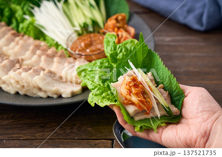 ポッサム 茹で豚と野菜の包み料理 137521735