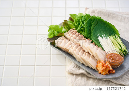 ポッサム 茹で豚と野菜の包み料理 137521742