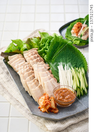 ポッサム 茹で豚と野菜の包み料理 137521745