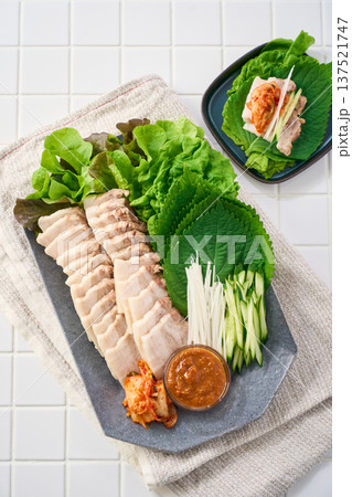 ポッサム 茹で豚と野菜の包み料理 ポッサム 茹で豚と野菜の包み料理 137521747