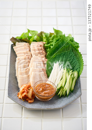 ポッサム 茹で豚と野菜の包み料理 ポッサム 茹で豚と野菜の包み料理 137521749