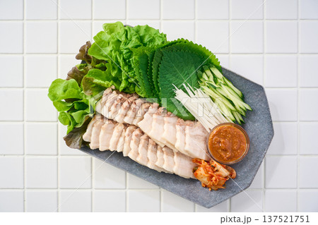 ポッサム 茹で豚と野菜の包み料理 137521751