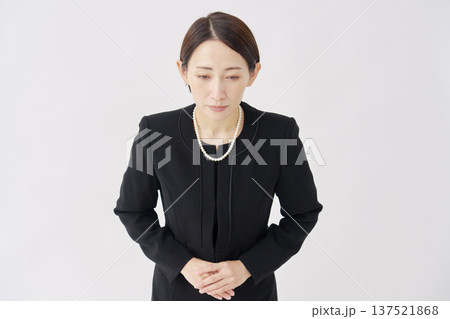 喪服を着た女性 お辞儀 白背景 喪服を着た女性 お辞儀 白背景 137521868