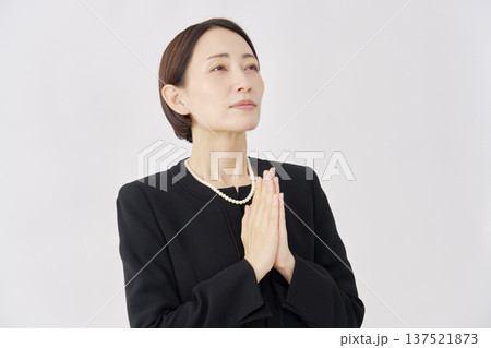 喪服を着た女性 合掌 白背景 喪服を着た女性 合掌 白背景 137521873