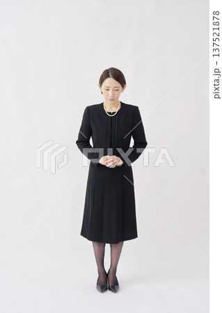 喪服を着た女性 お辞儀 白背景 全身 喪服を着た女性 お辞儀 白背景 全身 137521878