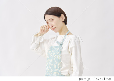 泣くエプロンを着た女性 白背景 泣くエプロンを着た女性 白背景 137521896