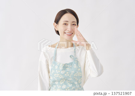 話しかけるエプロンを着た女性 白背景 話しかけるエプロンを着た女性 白背景 137521907