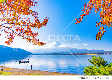 (山梨県)河口湖 湖畔の紅葉・釣り人・富士山 (山梨県)河口湖 湖畔の紅葉・釣り人・富士山 137522240
