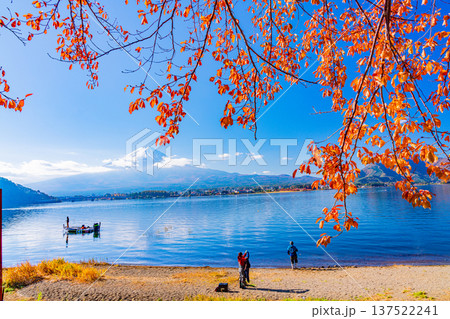 (山梨県)河口湖 湖畔の紅葉・釣り人・富士山 (山梨県)河口湖 湖畔の紅葉・釣り人・富士山 137522241