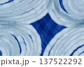 イラスト素材：紺の背景に白色の放物線模様 137522292