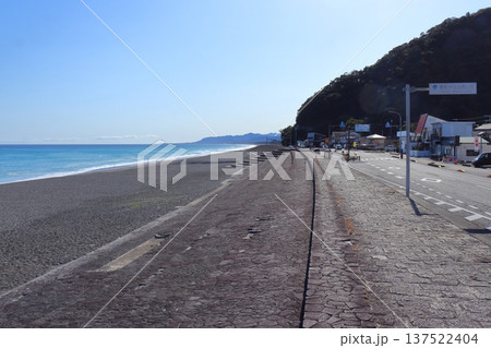 七里御浜の砂礫海岸と国道42号線(三重県熊野市) 七里御浜の砂礫海岸と国道42号線(三重県熊野市) 137522404