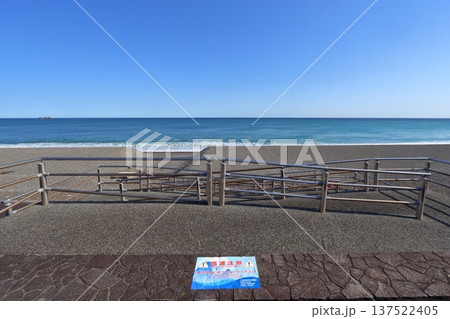 七里御浜の砂礫海岸と津波注意の看板（三重県熊野市） 137522405