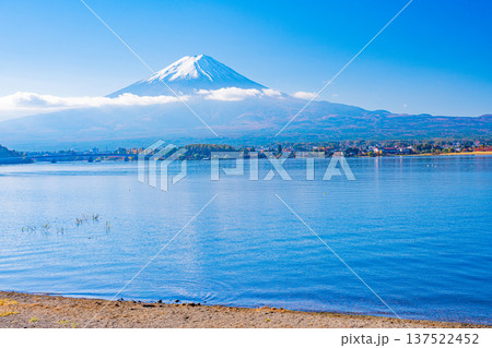 （山梨県）河口湖・湖畔から見る富士山 137522452