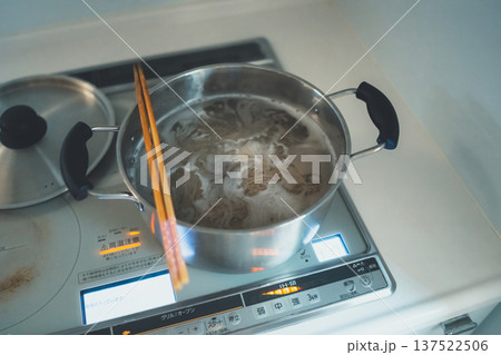 そばを茹でる そばを茹でる 137522506