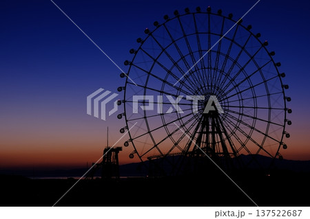 沈む夕日と観覧車のマジックアワー 137522687