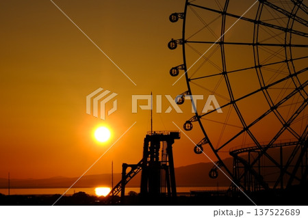 沈む太陽と観覧車のマジックアワー 137522689