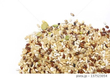 These are grains of mixed grain. These are grains of mixed grain. 137523054