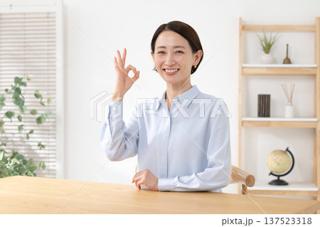 オッケーサインをする女性 137523318