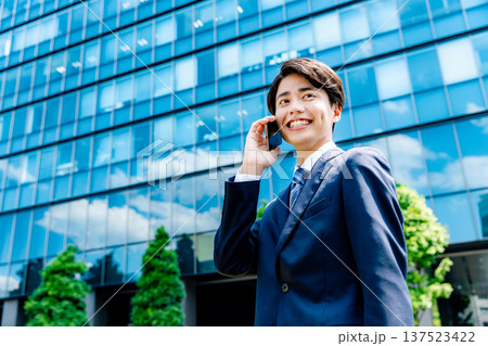 若いビジネスマン 137523422