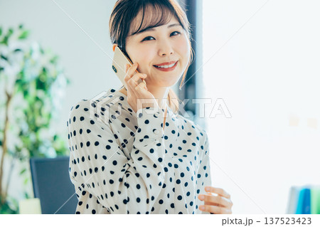女性　スマホ 137523423